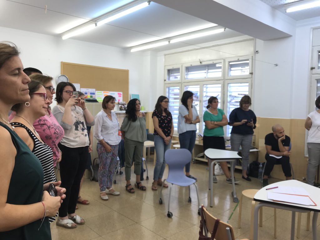 efiguer4's tweet photo. Gràcies a totes les participants d’avui al taller de cocreació #Art i #ciència #eduDemà, sovint només cal vèncer pors, creure, confiar i compartir amb i des de l’art! Un plaer haver fet tàndem amb @DimasFabregas https://t.co/G7c9m25pk6