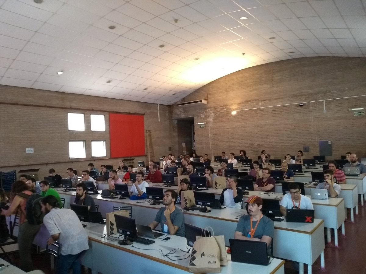 crscardellino's tweet image. Aula llena! #PyDataCBA Tutorial: HPC an be versatile.