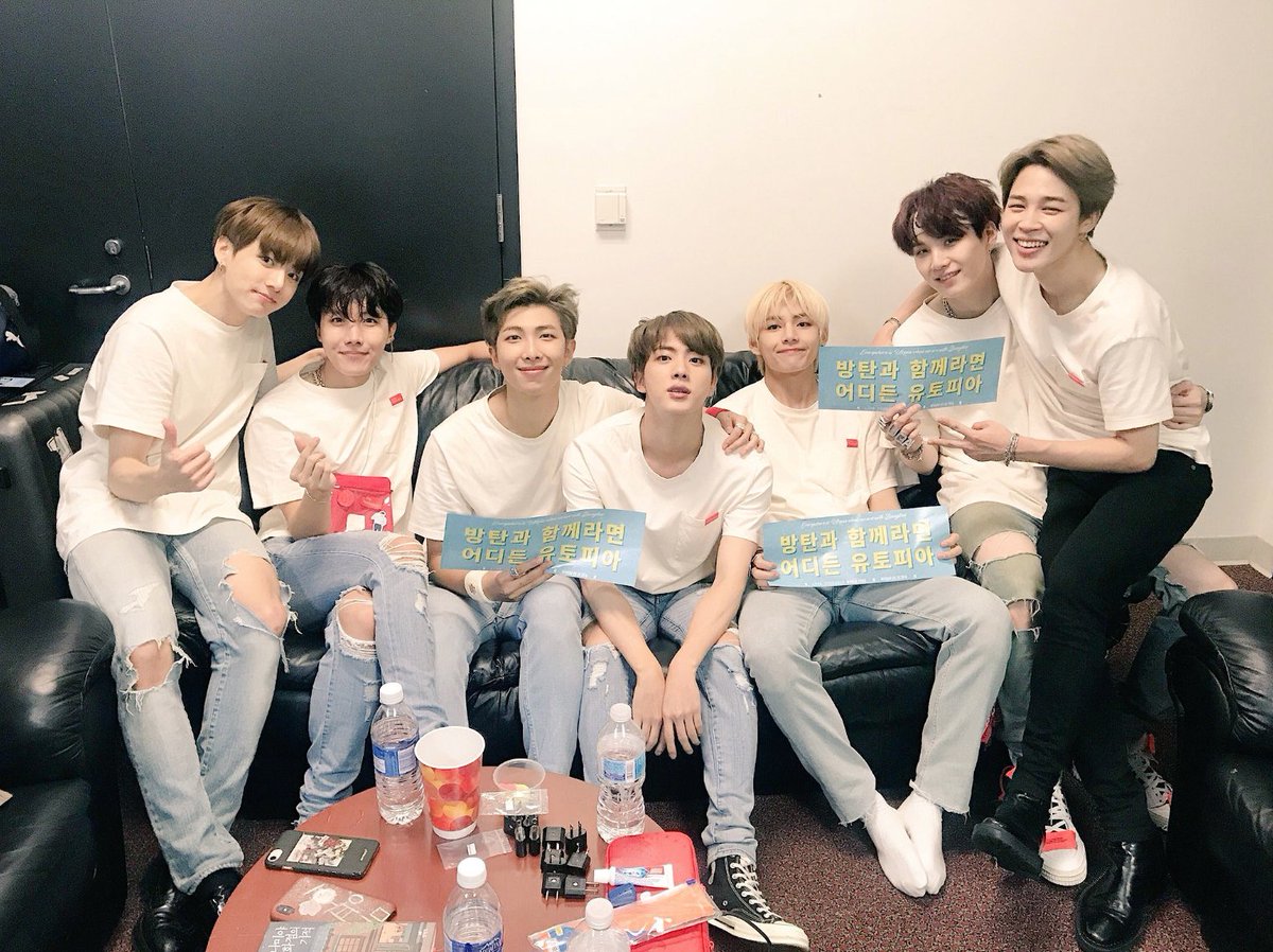 Dearmisterjeon's tweet photo. Just can't believe this is real. The banner @dearnamjoons and I made is in their hands. They saw it. They hold it. I can't. This literally is so amazing! We did it! My life has been blessed! #GraphicDesignGoals @BTS_twt β€οΈ https://t.co/2xM9735HUV