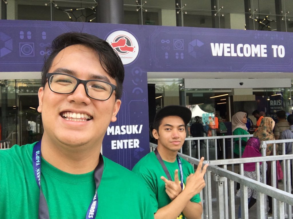 alifcosibreathe's tweet photo. I feel like death. Legs are tired, i smell like ketiak for sweating all day. But a fun day tho, volunteering for #MyDigitalMakerFair was fun 😊😊 https://t.co/5UtuLUYocV