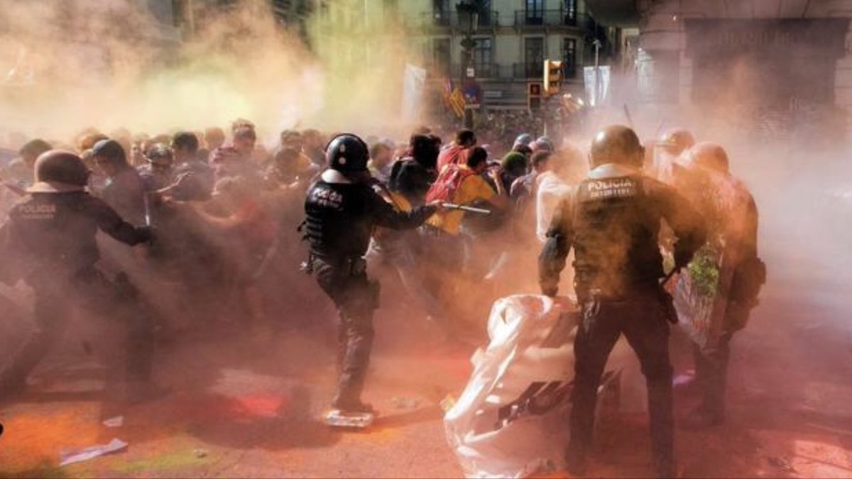 Xavi_Penela's tweet photo. L’espectacle ridícul fet avui a Barcelona em sembla intolerable i no parlo dels mossos precisament. Les coses no es fan així o com a m��nim els catalans no les fem així. Els violents son ells(feixistes). La pròxima mani que farem, anar encaputxats i amb una bossa de piles? https://t.co/ZKbjK6rkaO