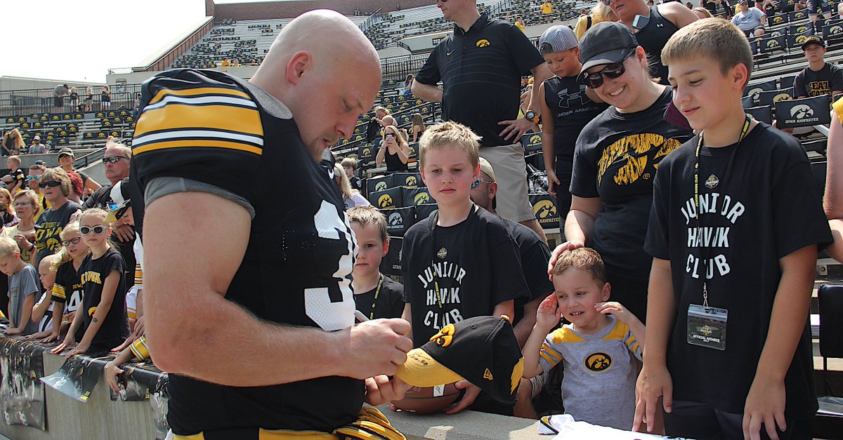 I wrote an in-depth feature on Hawkeye Fullback Brady Ross, whose strength on the field may only be exceeded by his strength off of it. I appreciate the time he and his mom gave to me. Thanks in advance for reading hawkeyenation.com/features/hard-…