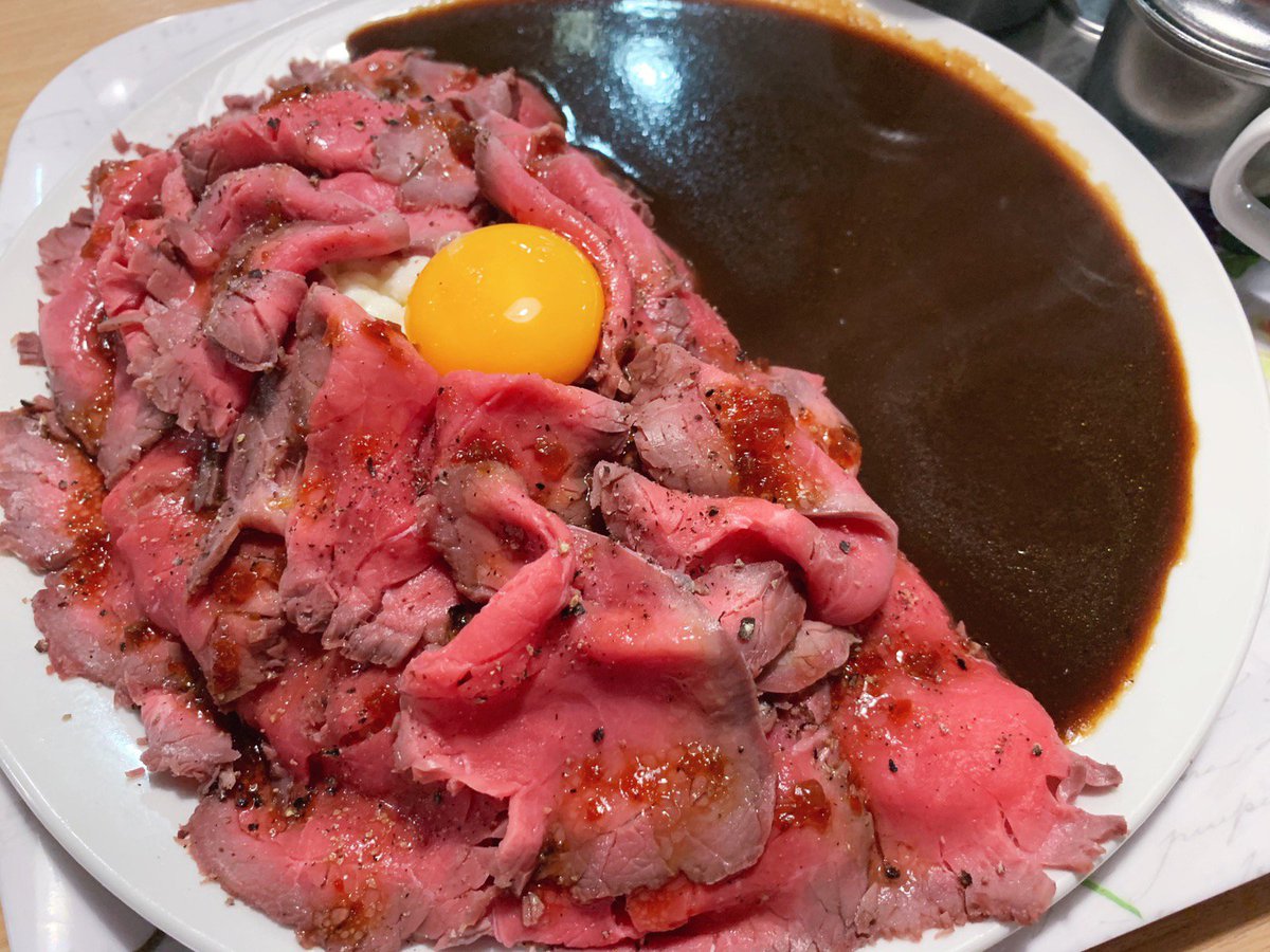 muni_gurume's tweet photo. 【肉バル ローツェ】
@愛知：高畑駅から車で4分

ローストビーフで覆われたカレーを食べられるお店。
ライスが見えなくなるほど乗せられたローストビーフは肉の旨味たっぷり！
数十種類のスパイスを使用した自家製カレーはコクがあってスパイシーです✨
卵黄とからめて食べると食欲は止められない！ https://t.co/5UTRFnN1LJ
