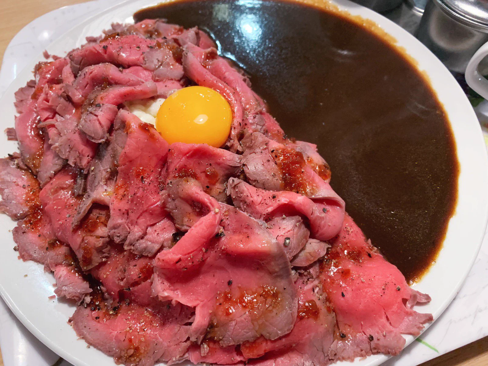 名古屋に来たらコレ！カレーとローストビーフの美味しいもの同士を盛ったお得グルメ！