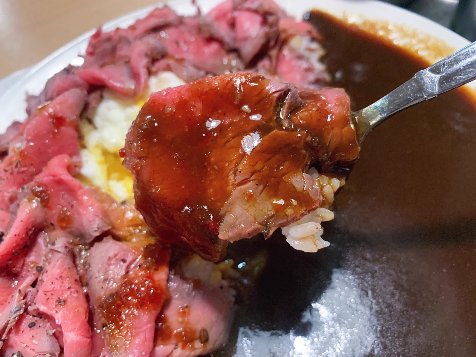 名古屋に来たらコレ！カレーとローストビーフの美味しいもの同士を盛ったお得グルメ！