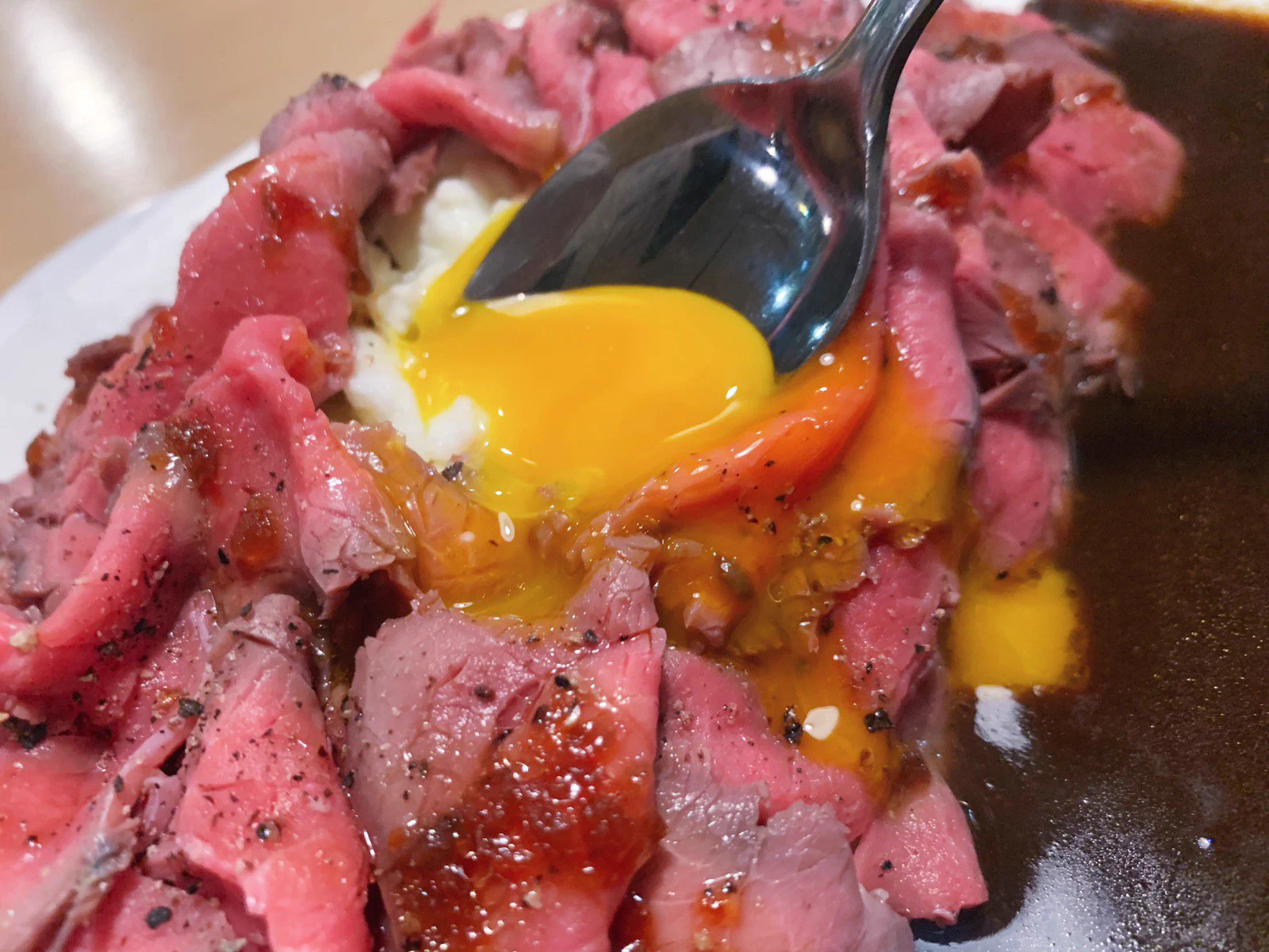 名古屋に来たらコレ！カレーとローストビーフの美味しいもの同士を盛ったお得グルメ！
