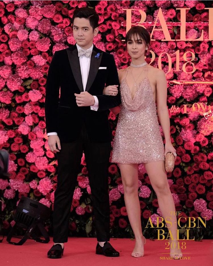 aipuleer2's tweet photo. JoshLia owning the #ABSCBNBall2018 Red Carpet!
Burning it down!
Oozing chemistry on their looks!
Always Slaying! Shut the Front Door!!!!

#JoshLiaRadiatesLoveAtTheBall https://t.co/wGC78oQnvN