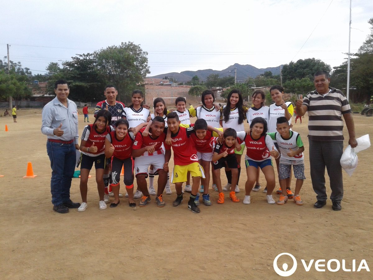 #ProgramaDeportivo realizamos la donación de 1 kit de petos al Club de Fútbol del Barrio Jerónimo Uribe gracias a la gestión realizada por el Sr. Luis Bernal Presidente JAC del del Sector, en Veolia Aseo Cúcuta estamos comprometidos con el desarrollo deportivo de nuestros jóvenes