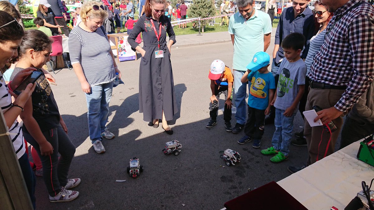 GlAlmali's tweet image. Robotlarımıza ilgi büyüktü... #bilimşenliği #bkegitek #stem #ev3 #makeymakey @ahmetoba2 @kasimugur1 @ALPERATABAS @furkan58aktas
