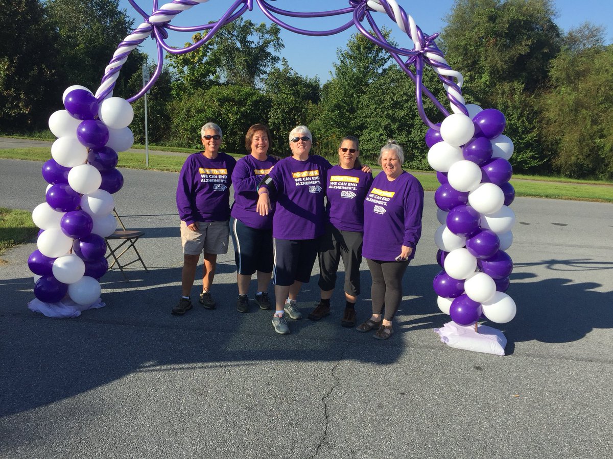 lyn12b's tweet photo. Team B and G at the #Walk2EndAlz Event. Beautiful day to #show your purple. https://t.co/8swsClczUF