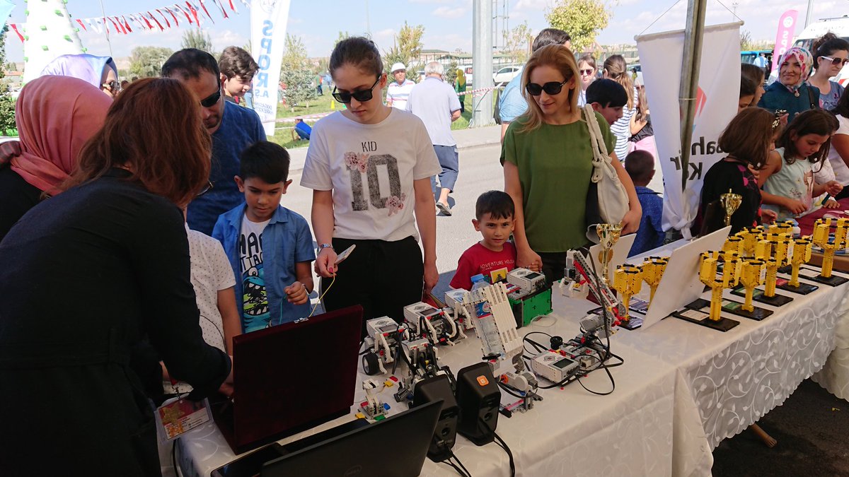GlAlmali's tweet image. Robotlarımıza ilgi büyüktü... #bilimşenliği #bkegitek #stem #ev3 #makeymakey @ahmetoba2 @kasimugur1 @ALPERATABAS @furkan58aktas