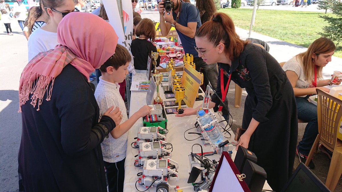 GlAlmali's tweet image. Robotlarımıza ilgi büyüktü... #bilimşenliği #bkegitek #stem #ev3 #makeymakey @ahmetoba2 @kasimugur1 @ALPERATABAS @furkan58aktas
