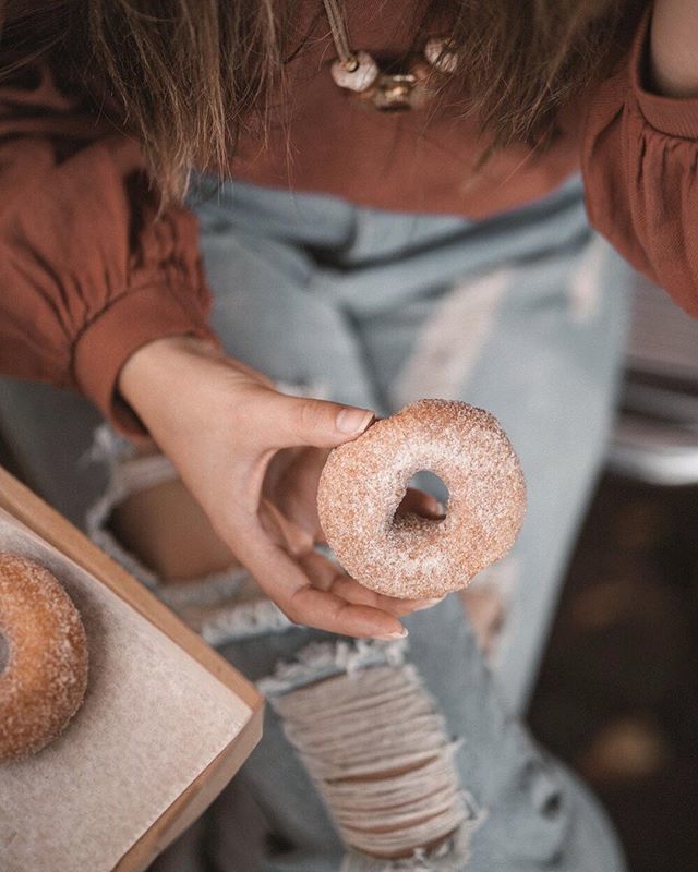 Nothing goes better with #nationalcoffeeday than a fresh donut. Happy Saturday! .
.
.
.
.
.
.
.
#inspirationdaily #aestheticedit #alittlebeautyeveryday #theeverydaygirl #saturdayvibes #weekendvibes #foodphotography #darlingweekend #darlingdarling #abmlifeisbeautiful #abmlife…