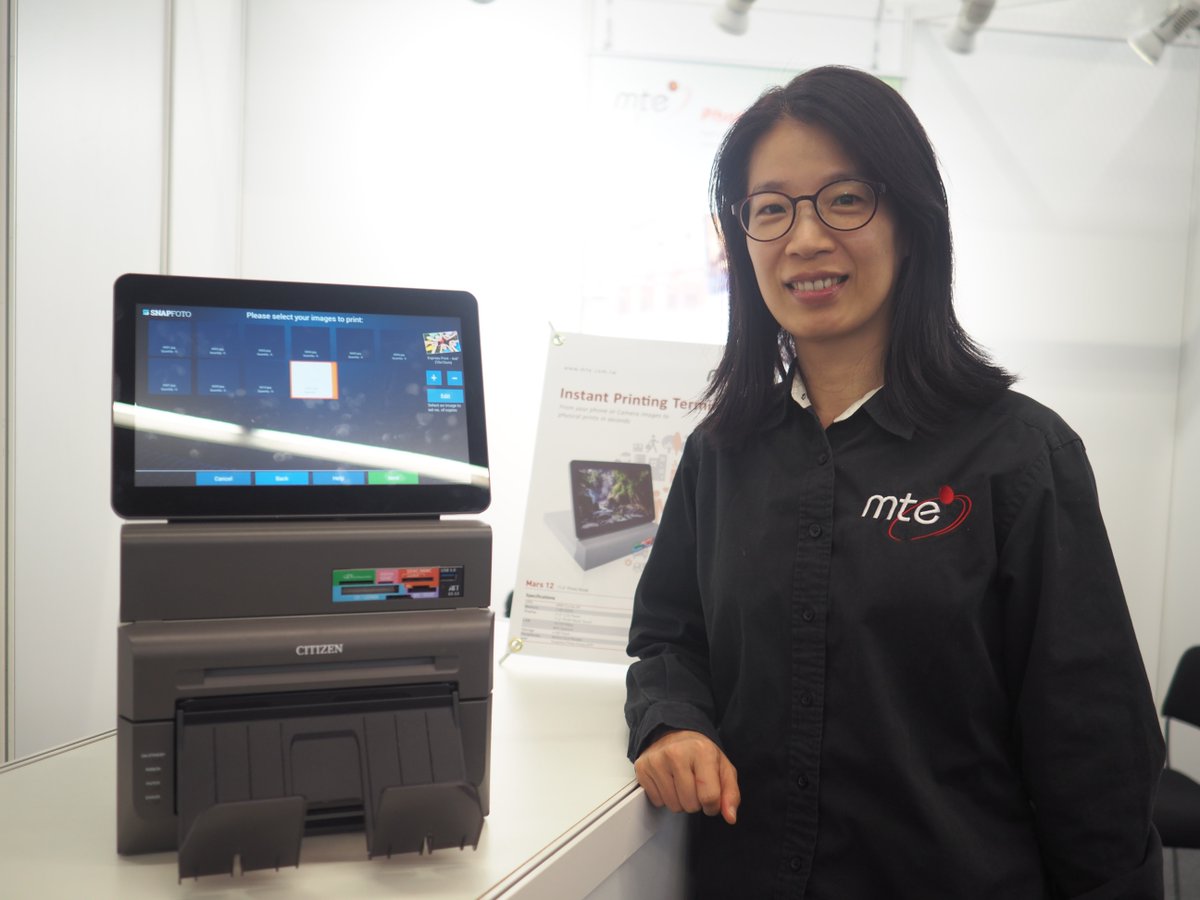 CitizenPhotoPr's tweet photo. Meet Lily Hsu from #MTE in #Taiwan, inventors of the excellent #SnapFoto mini-kiosk solution, designed to operate exclusively with the #CITIZEN #CX02 #Photo #Printer and available from @Photoxport
#FortheKeepersoftheMoment #Photofinishing #RetailPhoto https://t.co/ErtxIBIgbe