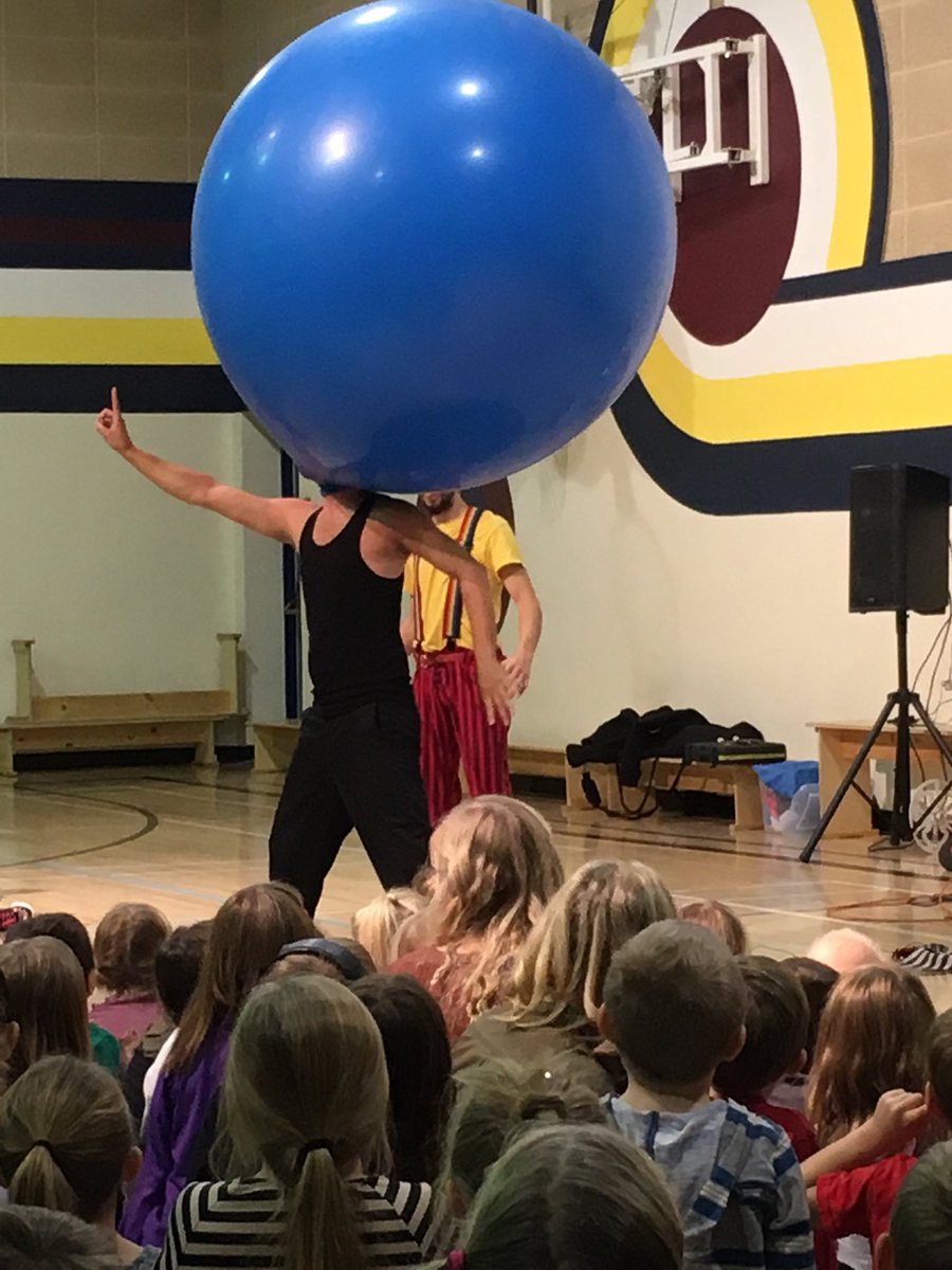 BrendaVanderme2's tweet photo. Another great Arts Day in the books @LeoNickerson @StAlbertPublic #artsday #artists #volunteers #indigocircus https://t.co/ASeVzDwtJH