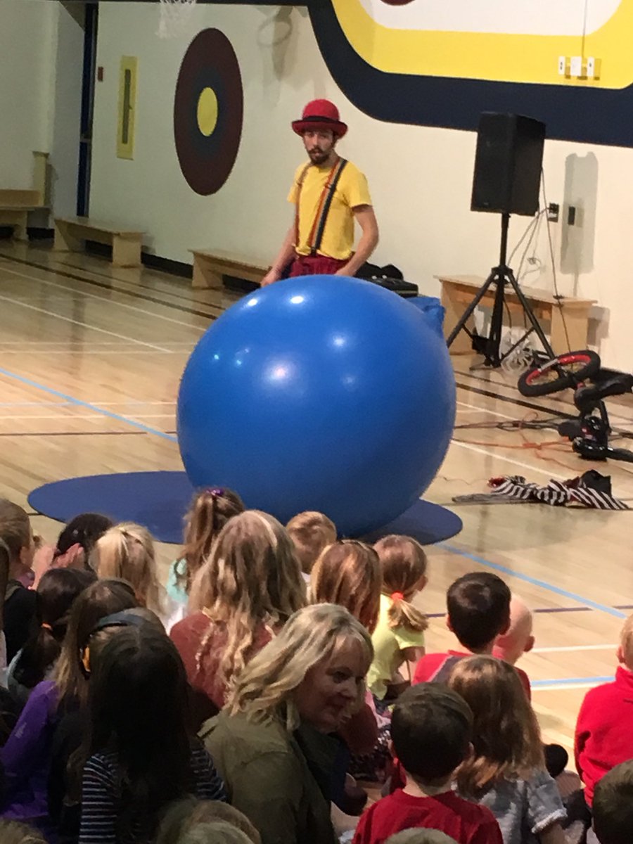 BrendaVanderme2's tweet photo. Another great Arts Day in the books @LeoNickerson @StAlbertPublic #artsday #artists #volunteers #indigocircus https://t.co/ASeVzDwtJH