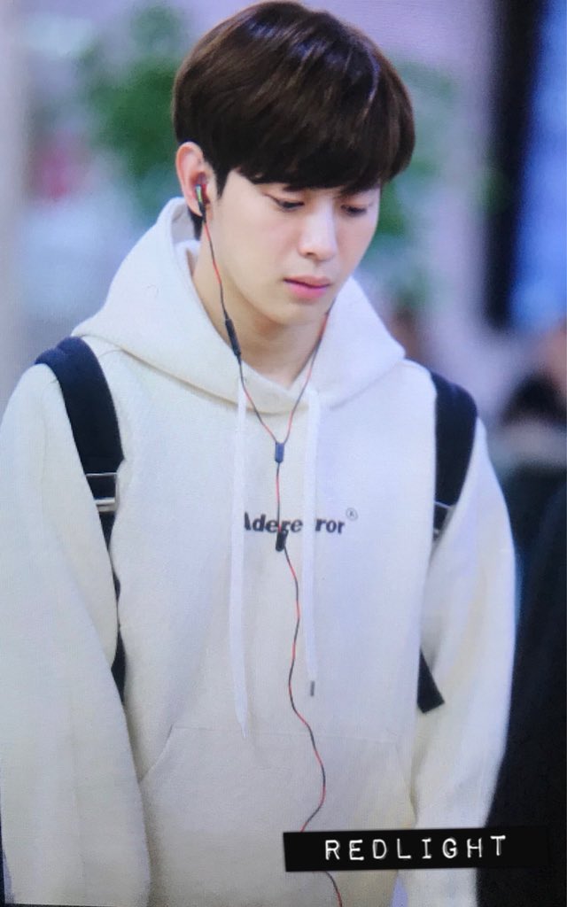 REDLIGHT_bean's tweet photo. 180929 입국 홍빈 홍빈아 생일 많이 축하해 스케줄하느라 고생 많았어ㅠㅅㅠ❤️ @RedBeans93  #홍빈 #이홍빈 #HONGBIN #VIXX #하늘에서내리는1억개의별 #노희준 https://t.co/fEzhiR9ZFo