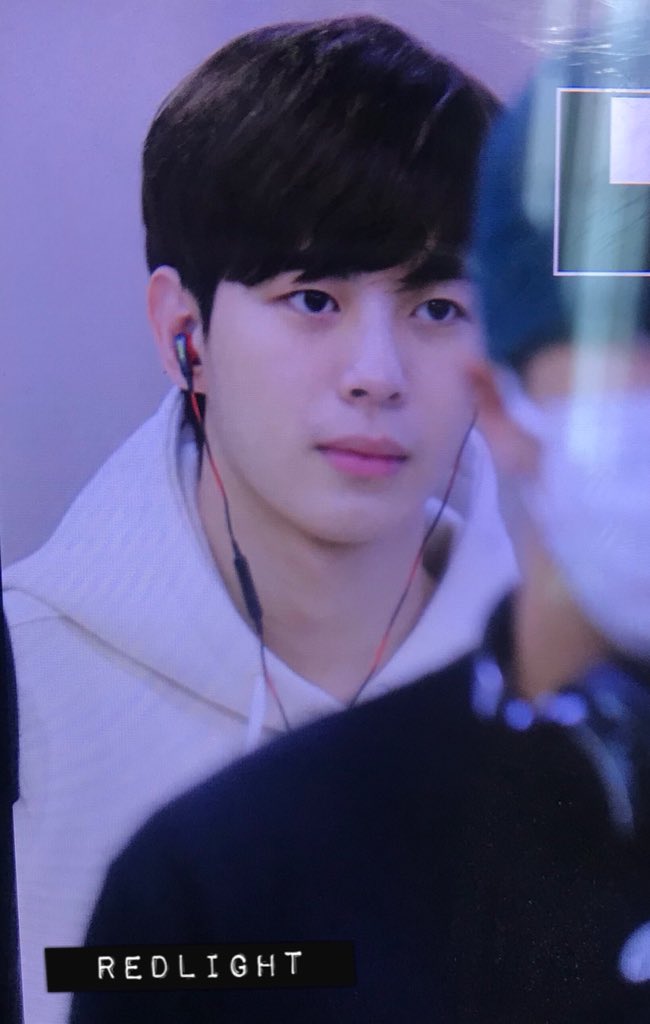 REDLIGHT_bean's tweet photo. 180929 입국 홍빈 홍빈아 생일 많이 축하해 스케줄하느라 고생 많았어ㅠㅅㅠ❤️ @RedBeans93  #홍빈 #이홍빈 #HONGBIN #VIXX #하늘에서내리는1억개의별 #노희준 https://t.co/fEzhiR9ZFo