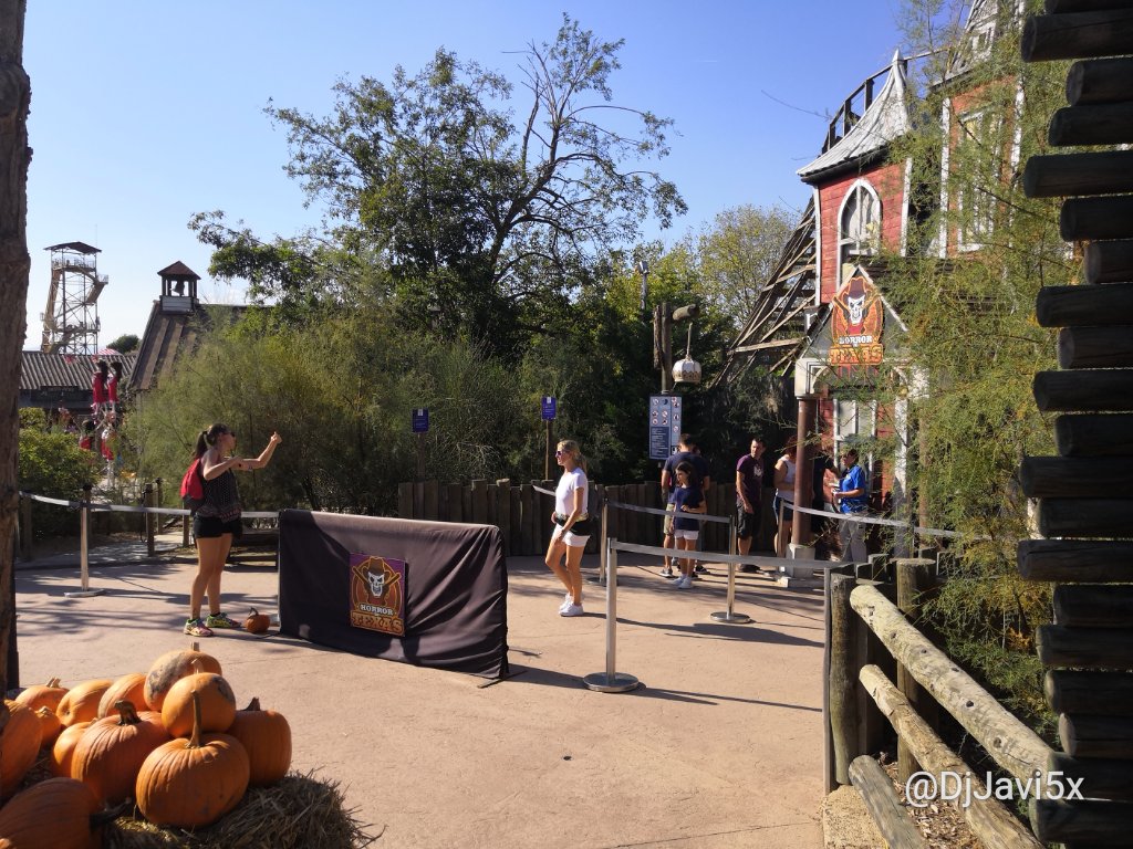 DjJavi5x's tweet photo. Con colas de más de una hora en atracciones, esta es la cola actual del pasaje de REPAGO Horror in Texas (suplemento de 5€) #portaventura #halloween #repago #moneymoney https://t.co/fryyz3INV3
