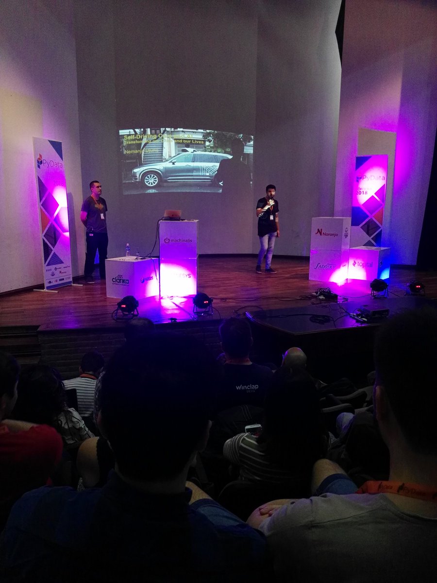 AleMPRiver's tweet image. #pydatacba dia uno. Mas de 350 personas. #datascience #machinelearning
