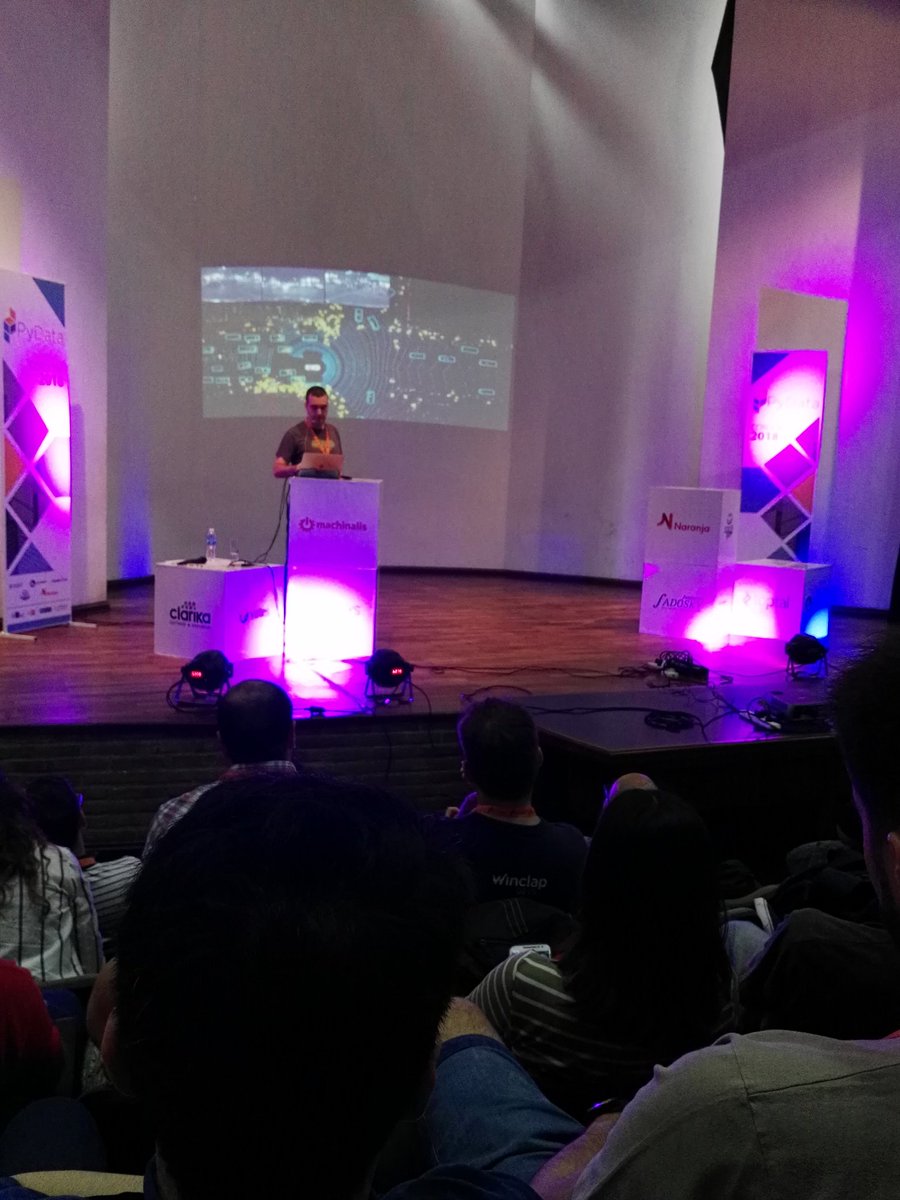 AleMPRiver's tweet image. #pydatacba dia uno. Mas de 350 personas. #datascience #machinelearning