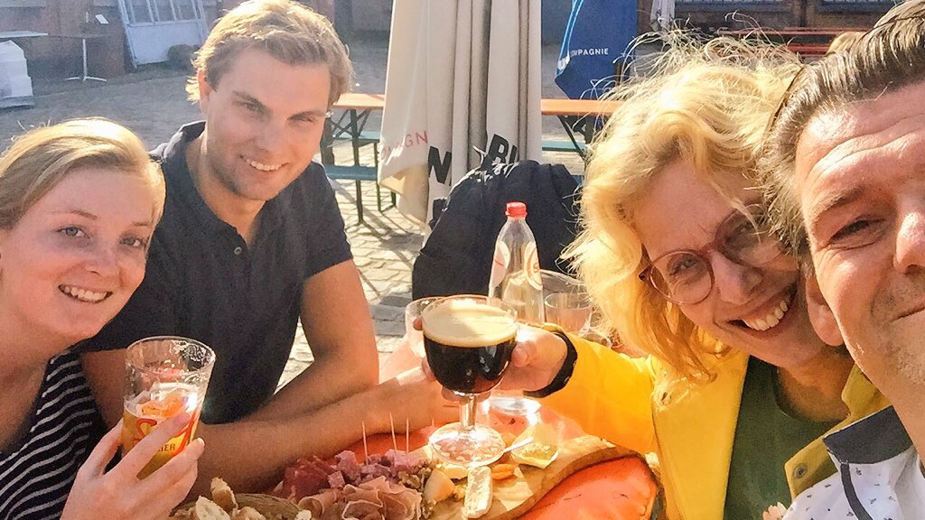 Interburen's tweet photo. Maud is Belg geworden. Klaar ermee! Nu op café bij @Seefbier. Lekker aan de Nonkel Pater en Mister T op het terras. https://t.co/7O0VpsXmX6