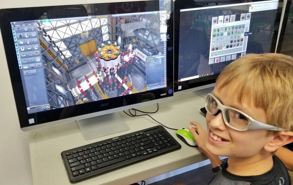 Mrs_jYunker's tweet photo. So it didn't make it off the launch pad but it looks cool! #Cabbage @KerbalSpaceP @fullSTEAMahd #munorbust https://t.co/QGmKkyAchR