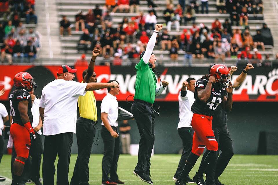 PatLambert13's tweet photo. Jump up cause it’s game day! #BeatUConn ✊🏼🔴⚫️💯💥 https://t.co/qIblLTY7bb