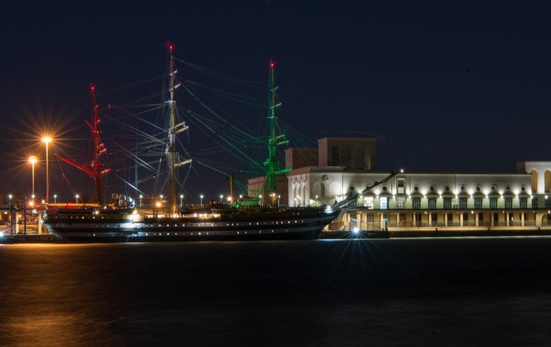 ItalianNavy's tweet image. Grande afflusso di pubblico a bordo di #NaveVespucci a #Napoli questo week end per #NaplesShippingWeek. Per venire incontro alle persone che non sono riuscite a vederlo il Veliero sarà visitabile anche domenica, dalle 09.00 alle 19.00. Dettagli: facebook.com/events/2447503…