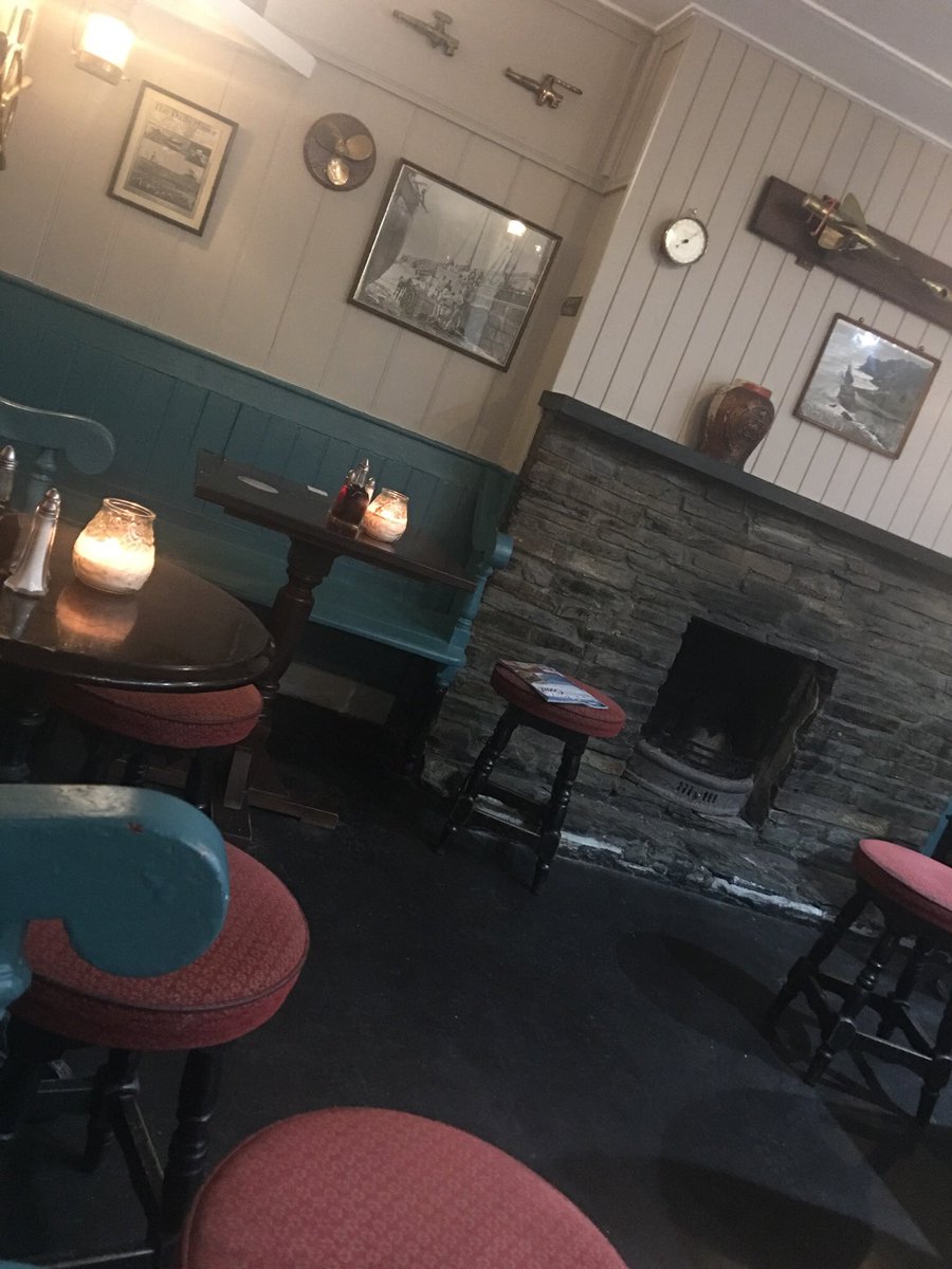 greytravels's tweet photo. @londoninnpadstow cosy and welcoming #Padstow #summerisofficiallyoverwhen The Grey Traveller says it is! https://t.co/KGpkQTCO6I