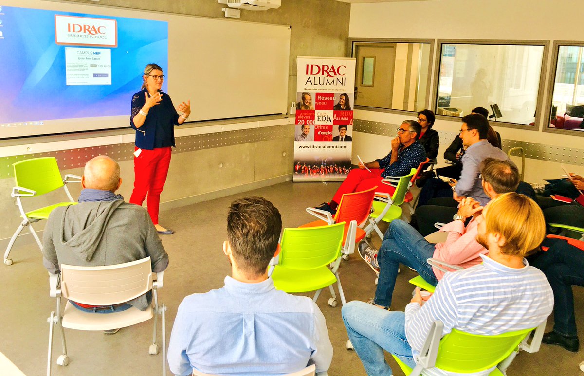 IDRAC_ALUMNI's tweet photo. Du brainstorm chez #IdracAlumni pour mieux servir @ecoledecommerce @ecoledecom @ecoleiet #esail @ieft_tourisme 
#AlumniPower du nouveau bureau dynamique qui a hâte de vous retrouver
💙👨🏻‍🎓👩🏽‍🎓❤️
#generationhep #DevenezRemarquable https://t.co/vn1Tv7C9su