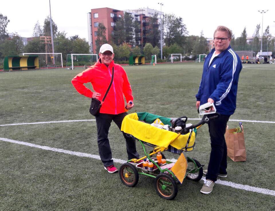 Sunnuntaina Puotilassa ⚽pelipäivä ja ☀paistaa. Paikalla myös ☕-kärry klo 11-15 (huom!myyjien ulkonäkö saattaa vaihdella😎). #sunnuntaipicnic #täydellistä #tuejunnuja