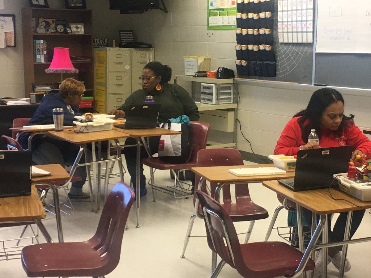 SthomasMATH's tweet photo. Leggggooossssss @r_neefe @PortsVASchools @ebracyPPS @LJNelsonPPS #ppsleads #steam #Steamsational https://t.co/NgVq8Jo4bk