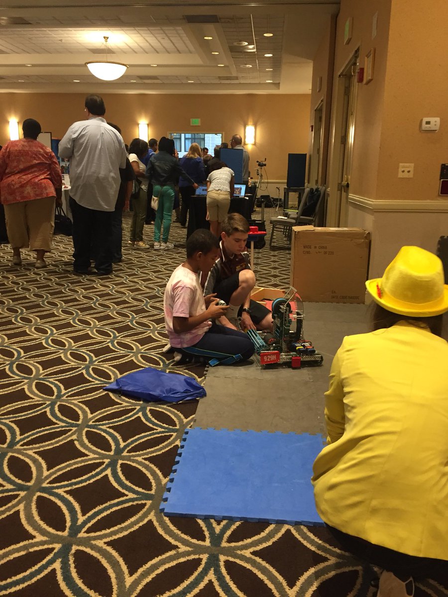 hzr929's tweet image. HZR high school teams presenting at BCPS Magnet Expo this morning! #sharing #STEMiscool #omgrobots