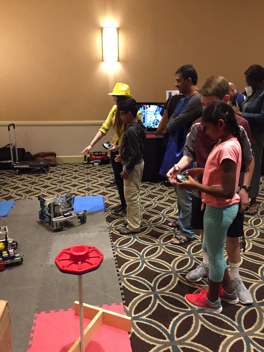 hzr929's tweet image. HZR high school teams presenting at BCPS Magnet Expo this morning! #sharing #STEMiscool #omgrobots
