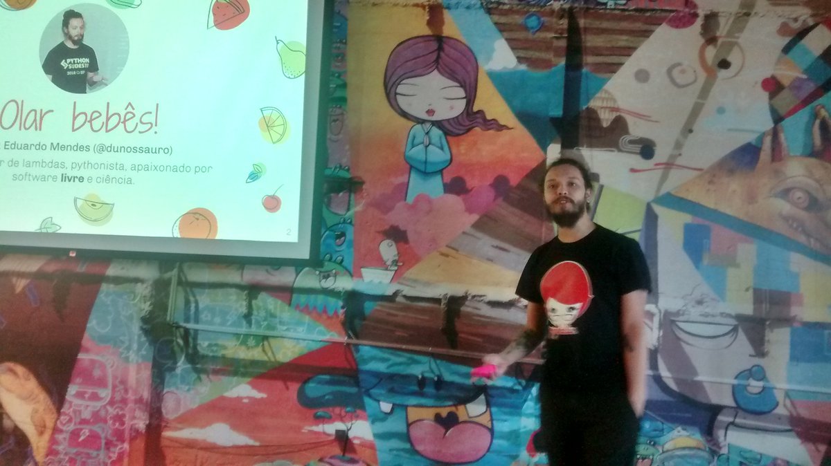 rg3915's tweet photo. @dunossauro falando ola BBs no #ComDevShow com Coma seus vegetais. https://t.co/KdH5bCXTJU