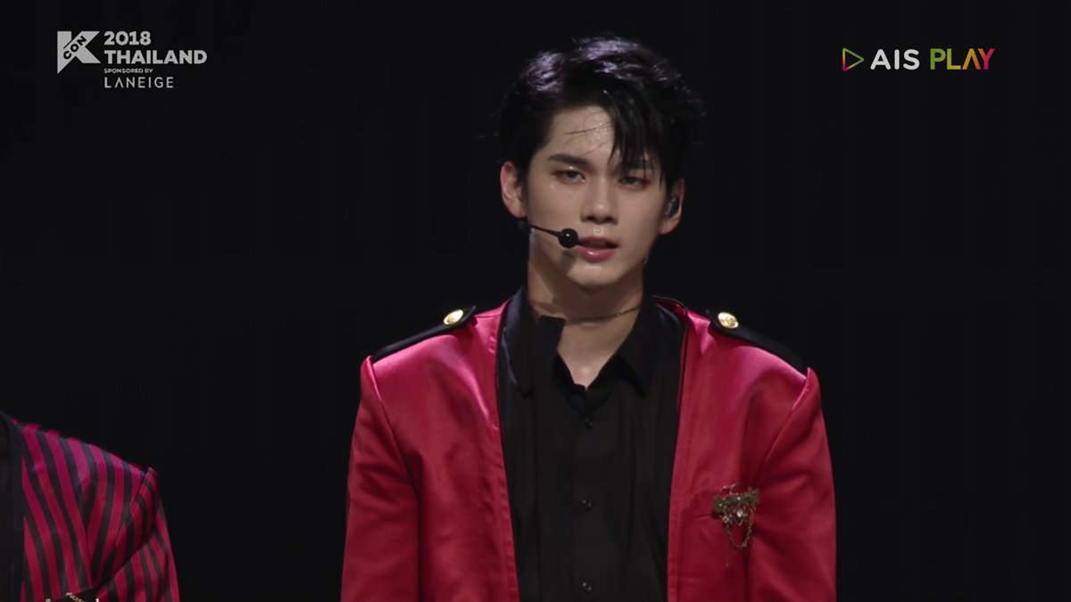 hkppdn's tweet photo. มันมาค้างตรงนี้พอดี เผลออุทาน "อิเหี้ย หล่อ" หล่อจริง อยากได้ #KCON2018THAILAND https://t.co/R6S9SV6K7R