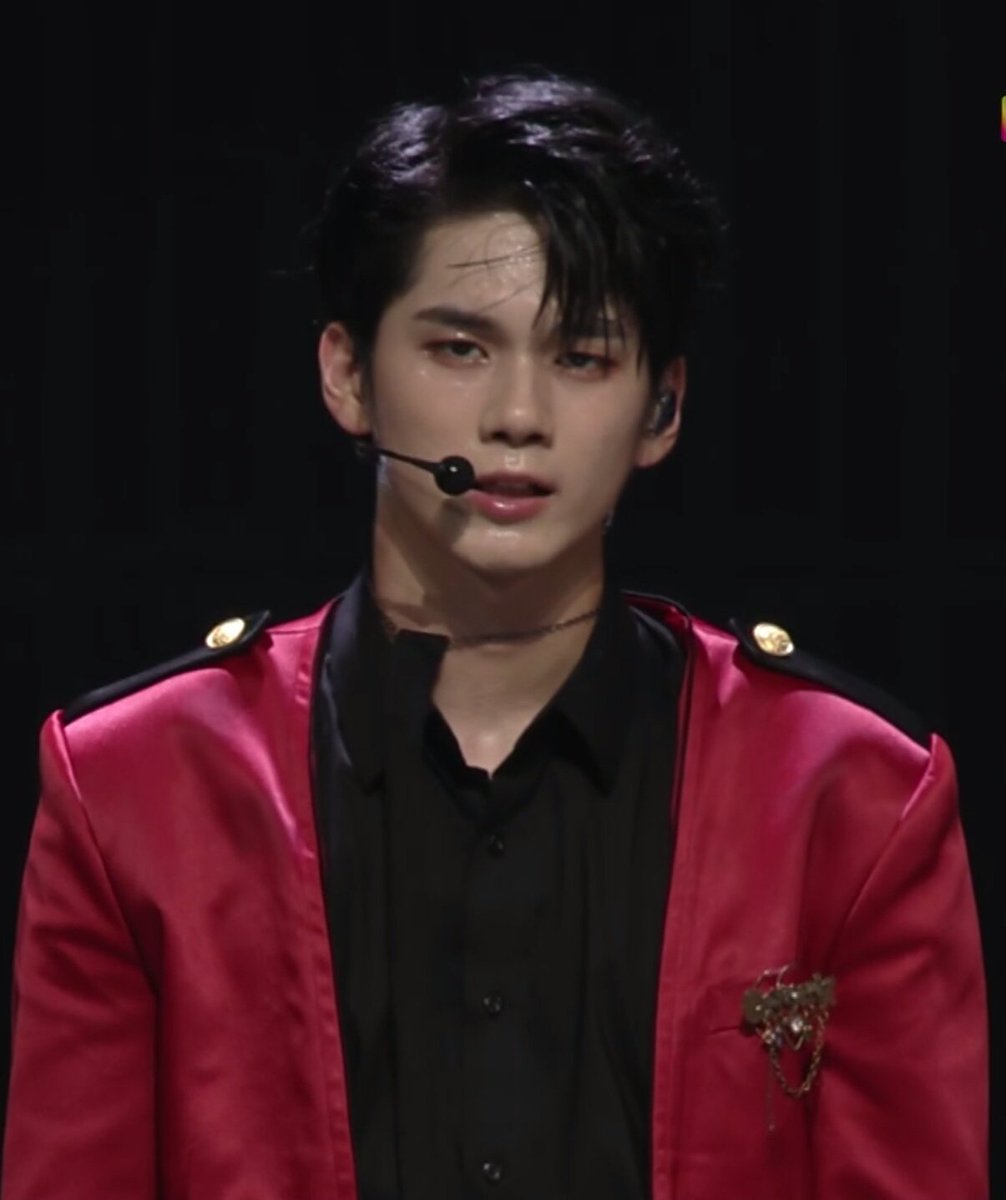 hkppdn's tweet photo. มันมาค้างตรงนี้พอดี เผลออุทาน "อิเหี้ย หล่อ" หล่อจริง อยากได้ #KCON2018THAILAND https://t.co/R6S9SV6K7R