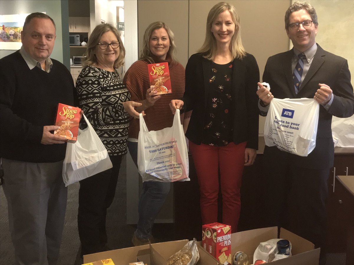 MosaicoSarah's tweet photo. Thanks to Mayor Frank for his generous donations to the #AlbertaFoodDrive !! https://t.co/qaRzmXPkX6
