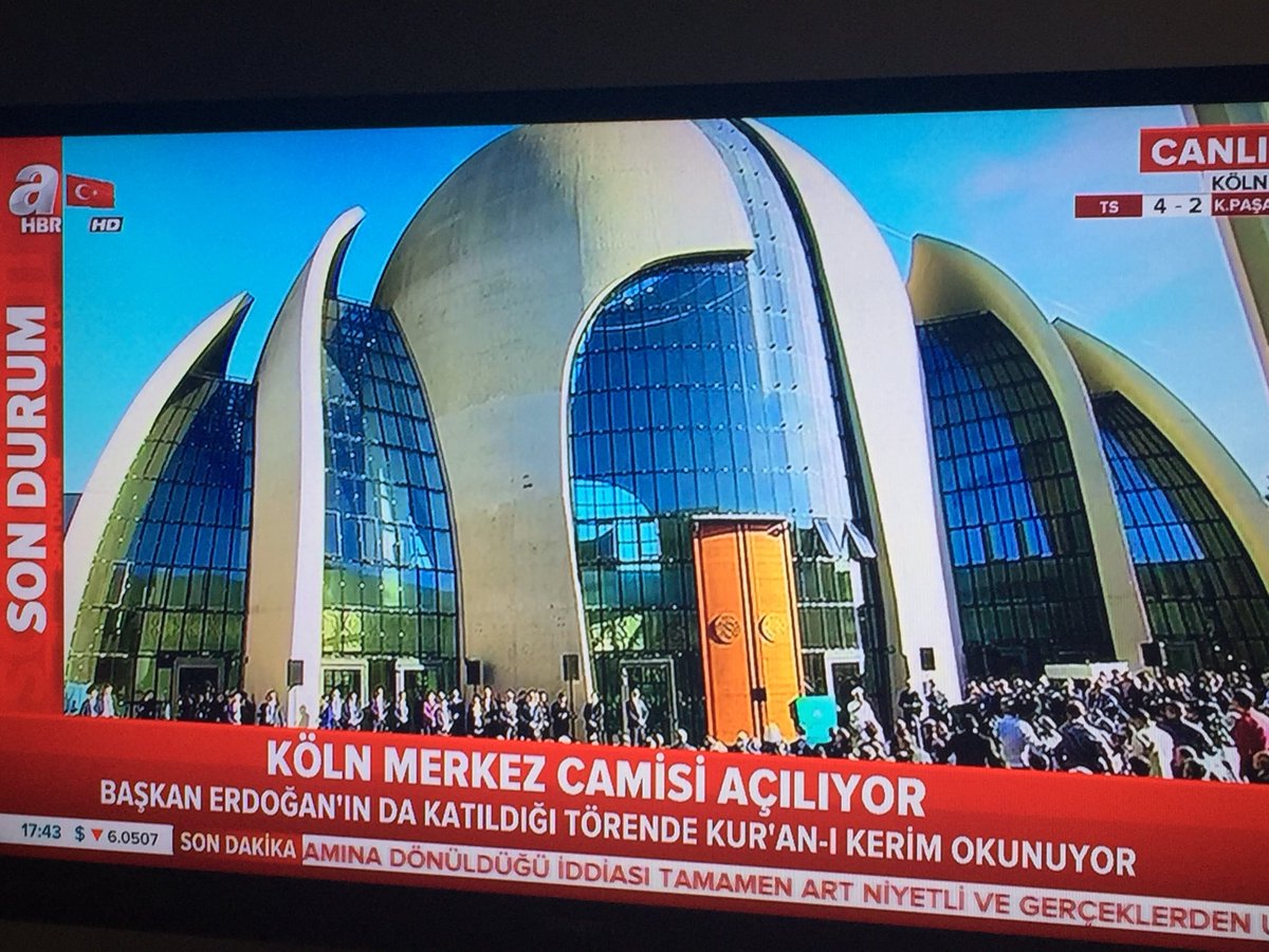Enis_Akan's tweet photo. Bu cami değil uzay üssü falan aq.Ulan camide bile ayrımcılık var bi adamların camisine bak bide bizim... #köln #cami https://t.co/p1xZfiysJQ