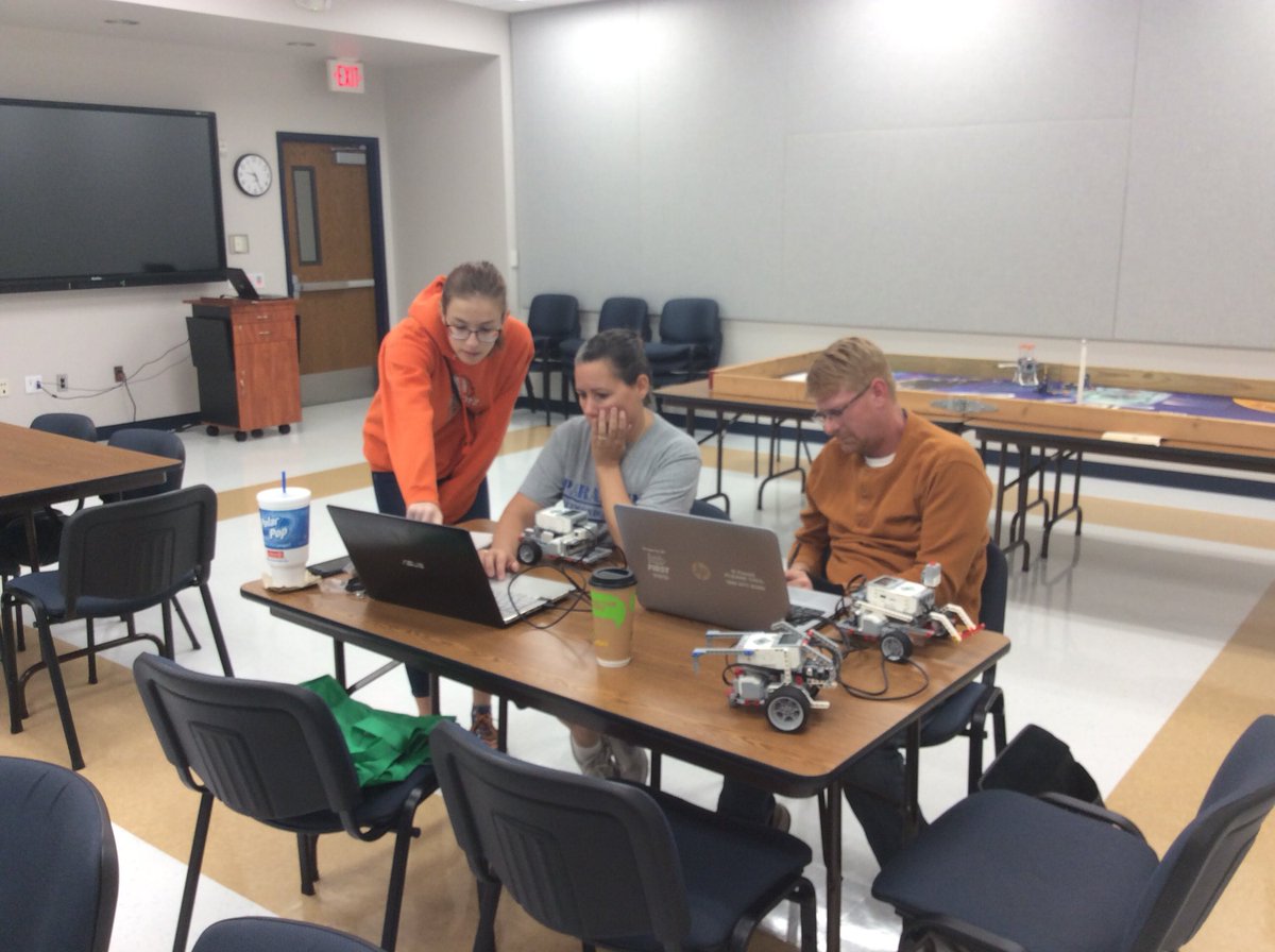 NISDMSScience's tweet image. @NISDBrandeis @BroncBotz  leadership team and @FIRSTAlamo @AlamoVista @AlamoFIRSTVISTA support our Robotics coaches with coding and programming! @NISDElemScience #NISDRobotics