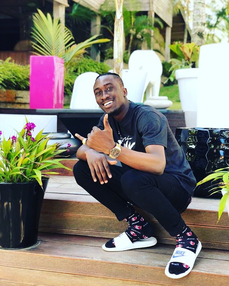 rapzoneafrica's tweet photo. Actualité rap zone : le 13 en action. 

Après sa signature avec universal music Africa le rappeur du label 13 Drams (du groupe koazak) demande sa copine en mariage hier dans un restaurant de la place.?

"RZ https://t.co/Tw6AQ4fhuy