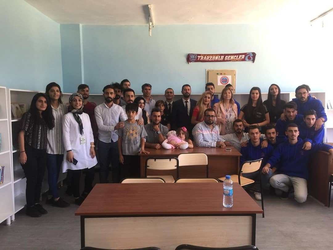 veysimercimekci's tweet photo. Trabzonlu Gençler ve Ahbap ile birlikte  Batman'ın Beşiri ilçesinde bulunan Hürriyet İlköğrtm okuluna ortaklaşa kurduğumuz kütüphanenin açılışını gerçekleştirdik. Bizlere destek olan Batman Bisiklet kulübüne, Okul yönetimine ve Tüm kurum ve yöneticilerine ekibim adına tşk ediyoru https://t.co/XhBGUjYGYM