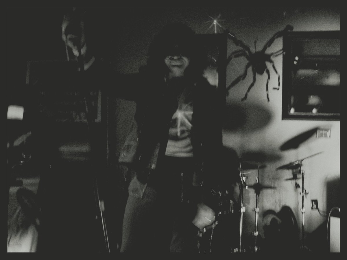 Spyders, Wizards and rock n roll tonight @ dusk_pvd 9/29.
#whoisblackletter.com #apocalypticrock #proghardrock ##vampiric #hardrock #spyder #modernmachineryEP Dave “Arsen” Laros from Blackletter