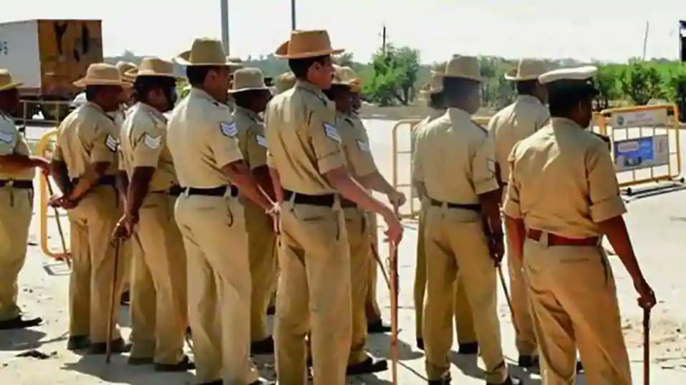 sadahaqnews's tweet photo. Bengaluru : Man’s head cut off after quarrel, third beheading case in Karnataka this month
Read More : https://t.co/hgkhtC5yXJ
#Manheadcutoff #quarrel #beheadingcase #Karnatakacase #saaddahaq #saaddahaqnews #sadahaqnews #sadahaq https://t.co/mzKnhHpGBZ