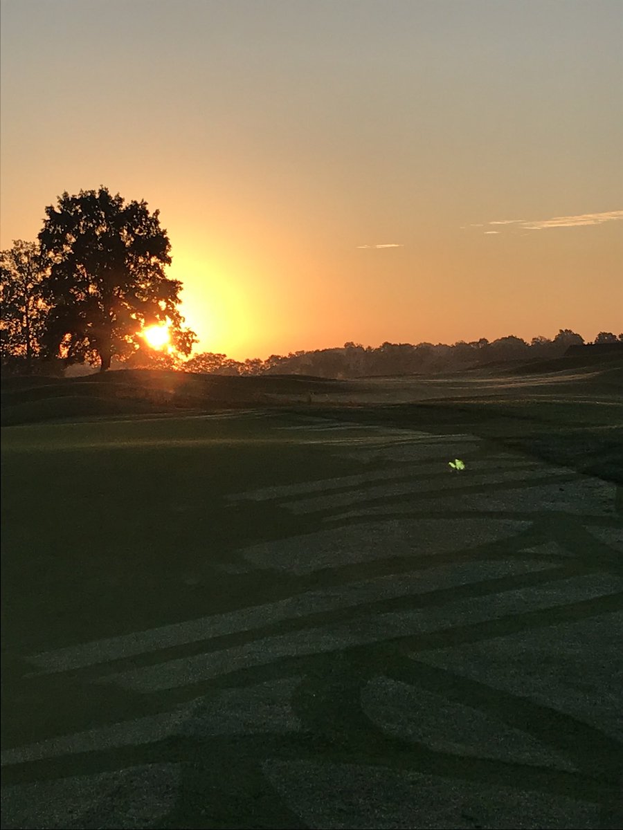 schott_joel's tweet photo. Good morning golfers! What a beautiful start to the weekend Hope everyone shows some love and faith today🙏❤️ #dowork #nofilter #faith #love #golf #sunrise https://t.co/4KICn8zmTH