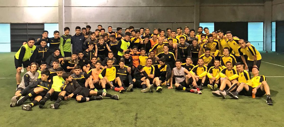 OficialCAP's tweet photo. #Peñarol⁠ ⁠ #TodosJuntos Plantel principal y planteles de Formativas compartiendo la mañana. https://t.co/CGFcQ7SjLR