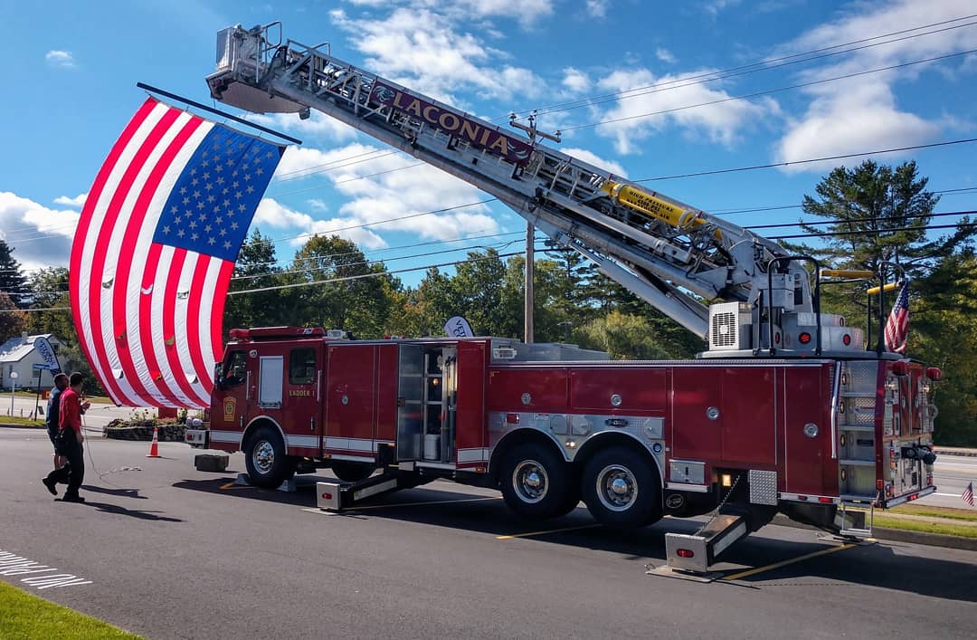 SouthEndMedia's tweet image. #Classiccars. A #bigflag. #VIP hour starts soon! #redwhitebrew. @belknapsubaru, @homebeautifulnh, @veteranscount #NH. #Beer. #Wine