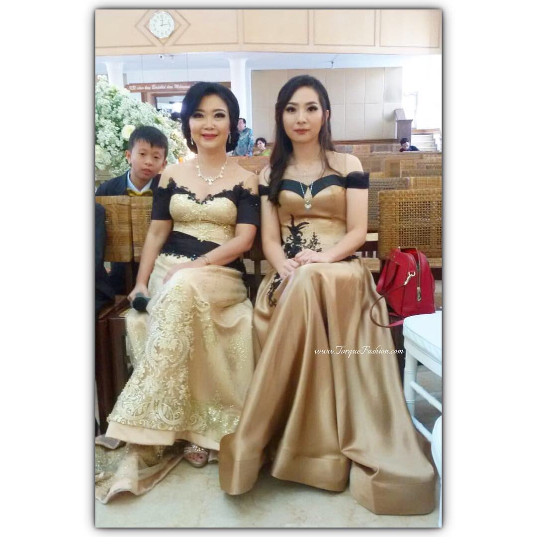 Mrs. Indah Lie wear TORQUE Fashion by Jessie Chiang 😍❤️

Need dresses or suits for wedding and other events?
Get your own special design! 
For inquiries and booking, please contact 081313008724 😇🙏🏻

TorqueFashion.com

#Bridal #gown #styles #sewagaun #gaunpesta #gaun