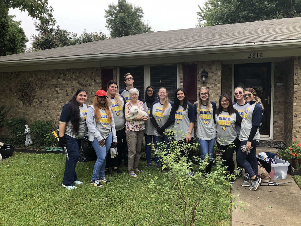 DrThomasNewsom's tweet photo. #OBAG2018 great to see our students helping out in our Commerce community @TAMUC @LEADTAMUC https://t.co/rjt60C7yYl